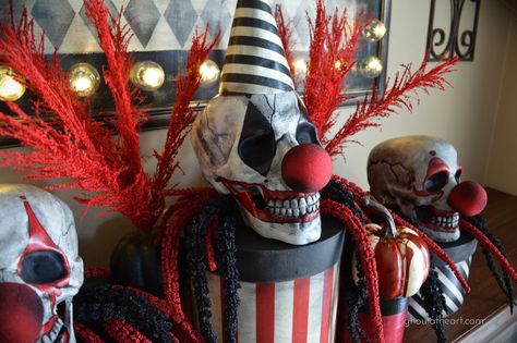 Creepy Carnival Food Ideas, Diy Halloween Clown Decorations, Dark Circus Party, Halloween Carnival Centerpiece, Halloween Circus Decorations, Halloween Freakshow Ideas, Circus Theme Halloween, Clown Table Decorations, Clown Centerpieces