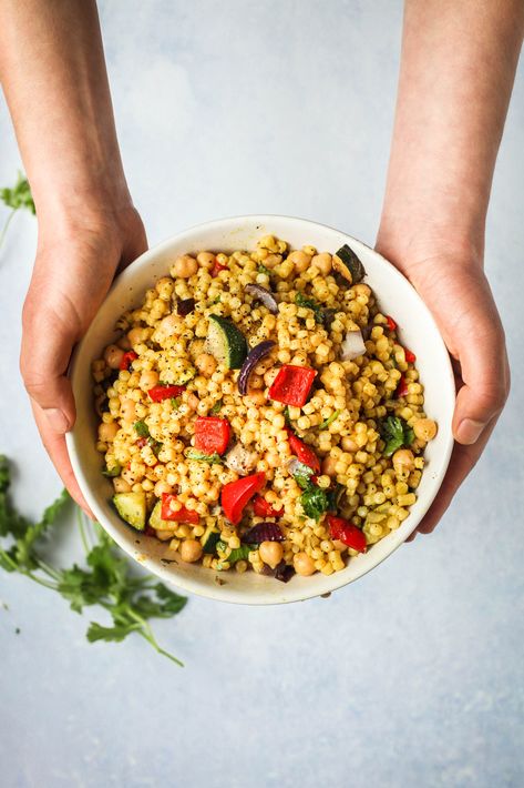 Golden Garlic Couscous with Vegetables & Chickpeas Garlic Couscous, Gluten Free Couscous, Giant Couscous, Easy Packed Lunch, Summer Bbq Side Dishes, Leafy Green Salads, Easy Vegetarian Dinner, Couscous Recipes, Side Dishes For Bbq