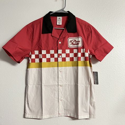 Disney Parks Adult Men's Small Pizza Planet Uniform Button-Down Collared Bowling Shirt Red Beige Yellow Brand new with tags. Button Up Design, Bowling Shirt Outfit Men, Disney Outfits Men, Pizza Uniform, Yellow And Red Outfit, Preppy Street Style, Pizza Clothes, Pailin, Small Pizza