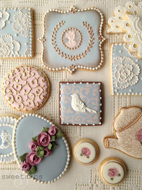 Gold Royal Icing, Cameo Cookies, Amber Moore, Brown Food Coloring, Elegant Cookies, Cookie Bouquet, Sugar Cookie Designs, Edible Gold, Pretty Cookies