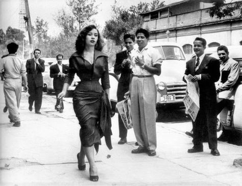 Five Shots of a Woman Braving the Streets of Mexico City, circa 1950 ~ vintage everyday Mary Austin, Mexican Actress, Mexican Fashion, Heart Vintage, Mexican Women, 1950 Vintage, Vintage Everyday, México City, Romantic Photos