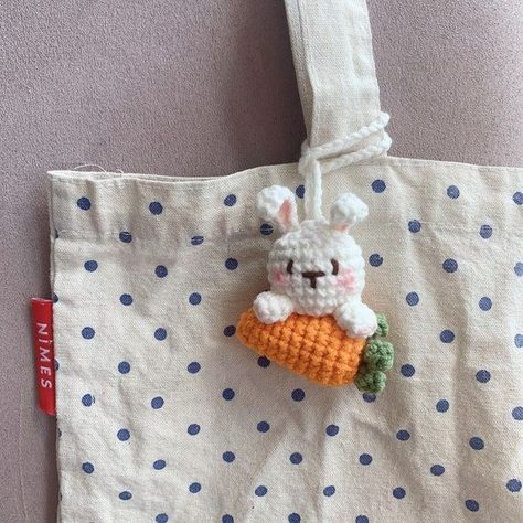 Hand Bag Pattern, Bag Charm Crochet, Projek Mengait, Crochet Carrot, Charm Crochet, Handmade Crochet Bags, Pola Amigurumi, Crochet Rabbit, Crochet Business