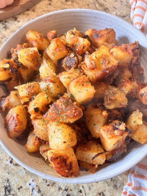 Tangy Tomato Fried Potatoes - The Tipsy Housewife Fall Recipes Sides, The Tipsy Housewife, Tomato Powder, Tipsy Housewife, Easy Potato Recipes, Dinner Side Dishes, Best Side Dishes, Crispy Potatoes, Veggie Side Dishes