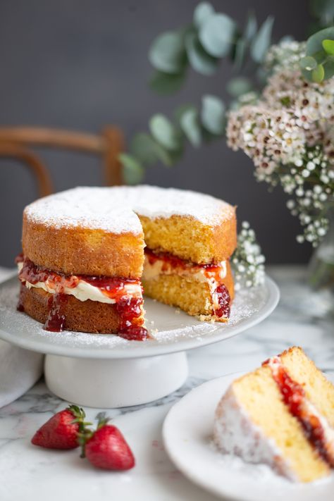 Victorian Sponge Cake Recipe, Victorian Sponge Cake, Cake With Strawberry Jam, Victorian Sponge, Crunchie Recipes, Strawberry Jam Cake, Jam Cake Recipe, Boiled Fruit Cake, Victorian Cakes