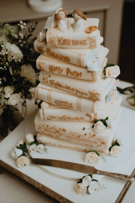 Harry Potter Themed Wedding Cake, Wedding Cakes Nerdy, Wedding Cakes Harry Potter, Wedding Cake Lord Of The Rings, Harry Potter Wedding Cake Elegant, Fantasy Wedding Cake Ideas, Wedding Cakes Fairytale, Harry Potter Wedding Cake Ideas, Harry Potter Cake Wedding