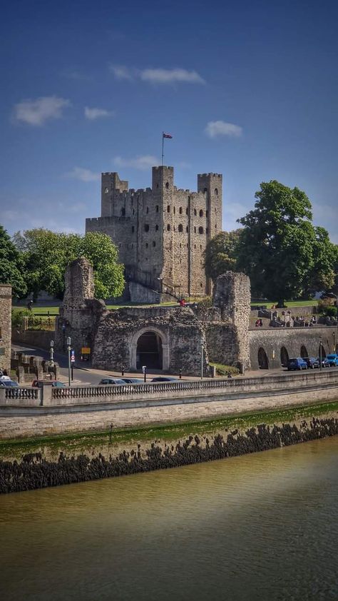 Rochester Castle in Kent England 🇬🇧 beautiful old Castle Rochester England, Evil Castle, England Castle, Rochester Castle, Mid Evil, Castle Project, Castles To Visit, Old Castle, Castles In England