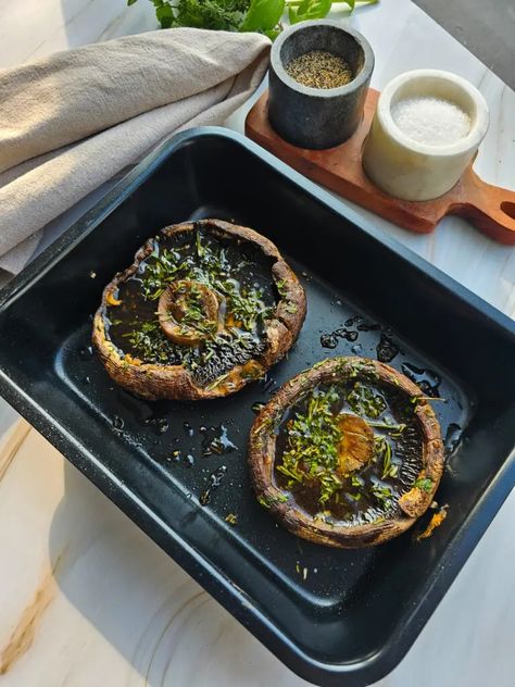 Baked Portobello Mushrooms with Herbs - Women of Today Portabella Steak, Portabella Mushrooms Recipes, Mushroom Recipes Vegan, Vegetarian Drinks, Portabella Mushroom, Portobello Mushroom Recipes, Slow Cooker Apples, Steak And Mushrooms, Stuffed Portabella Mushrooms