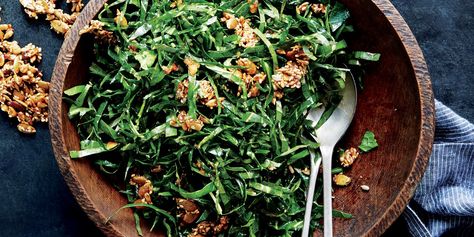 12 Vegetables that might just be better raw Collard Green Salad, Collard Greens Salad, Green Vegetable Recipes, Collard Green, Greens Salad, Make Ahead Salads, Raw Vegan Diet, Brittle Recipes, Yummy Salads