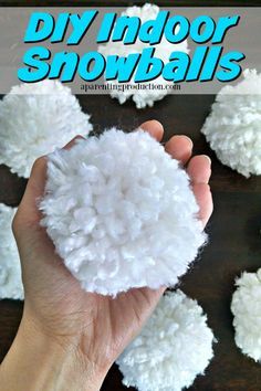 How to make fluffy white DIY Indoor Snowballs. My kids would love these! Schnee Party, Indoor Snowballs, Carnival Games For Kids, Fun Winter Crafts, Anna Und Elsa, Diy Kids Games, Winter Wonderland Party, Winter Crafts For Kids, Winter Festival