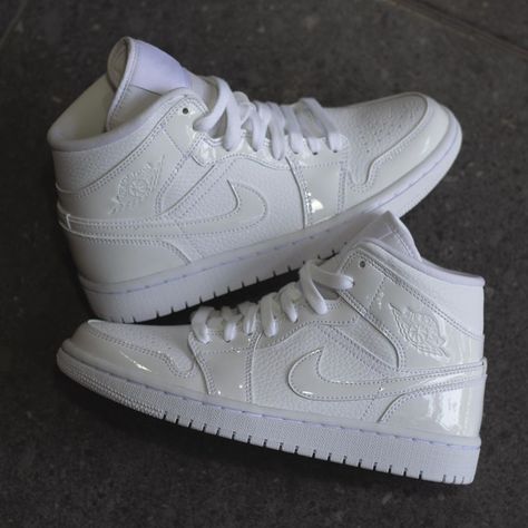 Nike Jordan 1 Mid Triple White . . Del:22cm al 25.5cm Preci Jordan 1 Mid Triple White, Photo Nike, Nike Jordan 1 Mid, Nike Jordan 1, Jordan Shoes Girls, Nike Shoes Jordans, Nike Air Shoes, Fresh Shoes, Hype Shoes