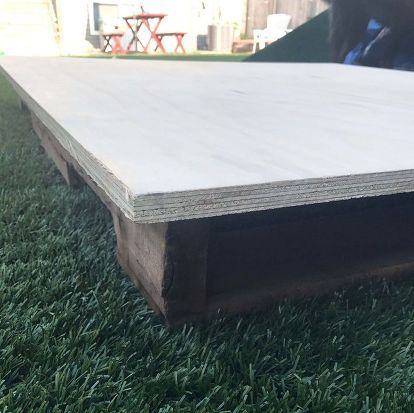 Dog Platform Outdoor, Raised Dog Beds For Large Dogs Diy, Shade For Dogs, Raised Dog Beds, Pallet Dog Beds, Dog Lounge, Outside Dogs, Diy Cat Tree, Outdoor Dog Bed