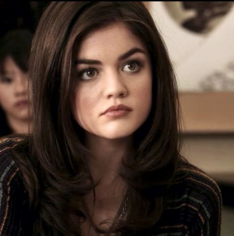 aria montgomery Pretty Little Liars Hairstyles, Pll Hair, Aria Montgomery Hair, Aria Hair, Pretty Little Liars Aria, Pretty Little Liars Fashion, Aria Montgomery, Lucy Hale, The Cw