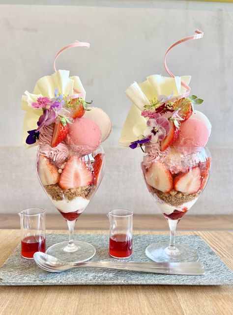 Japanese Parfait Aesthetic, Japanese Parfait, Healthy Baking Alternatives, Matcha Food, Sugar Free Pastries, Kawaii Parfait, Strawberry Sweets, Strawberry Parfait, Vintage Sweets