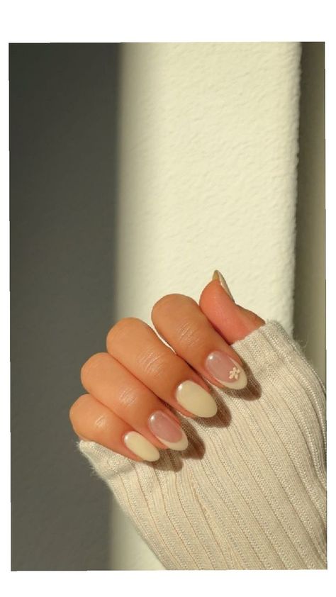 Nail Ideas Vanilla, Vanilla Girl Nails Almond, Aesthetic Minimal Nails, Vanilla Chrome Nails With Design, Vanilla Nails Acrylic, Vanilla Chrome French Nails, Vanilla Cream Nails, Vanilla Nails Design, Almond Nails Designs Fall 2023