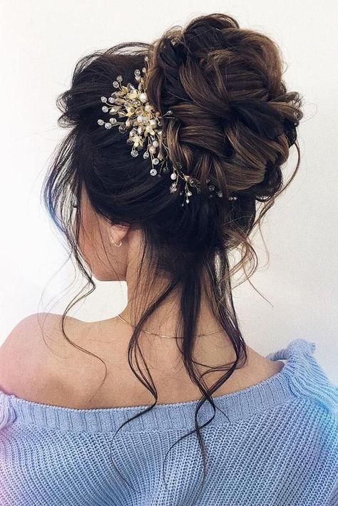 27 Lovely Wedding Hair Accessory Ideas & Tips ❤ hair accessories inspiration high curly bun with hairpin xenia_stylist via instagram #weddingforward #wedding #bride #weddinghair #hairaccessoriesinspiration High Curly Bun, Wedding Hair Flower Crown, Wedding Bun Hairstyles, Curly Bun, Flower Crown Hairstyle, Accessories Inspiration, Elegant Wedding Hair, Curly Hair Updo, Accessory Ideas