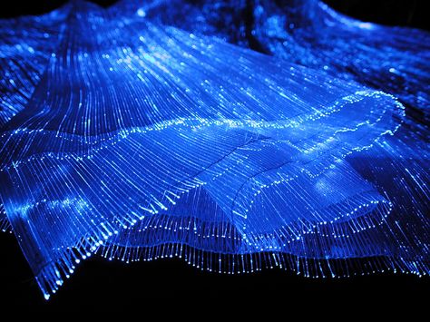 art & exhibits & installations - hundreds of  fine optical fibres - woven into the fabric, ... Smart Textiles, Blithe Spirit, E Textiles, Fiber Optic Lighting, Led Fashion, Fibre Optics, Technology Fashion, Wearable Tech, Tech Fashion