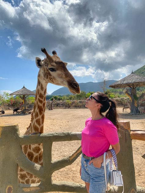 Giraffe from The Vinpearl Land❤️ in Vietnam 🇻🇳 Guatemala Trip Outfits, San Diego Zoo Outfit, Zoo Aesthetic, Airport Ideas, Tennessee Aesthetic, Zoo Outfit, Zoo Photos, Ig Filters, Mood Style