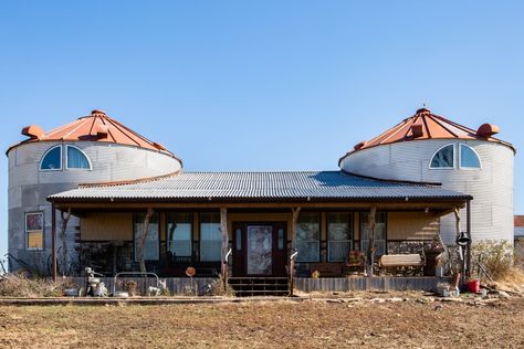 Everything in the house (including the grain bins, which serve as the house's bookends) comes from secondhand sources. Silo Homes, Outdoor Apartment, Alternative House, Bin House, Grain Bin House, Grain Bins, Shaun Cassidy, Silo House, Alternative Housing