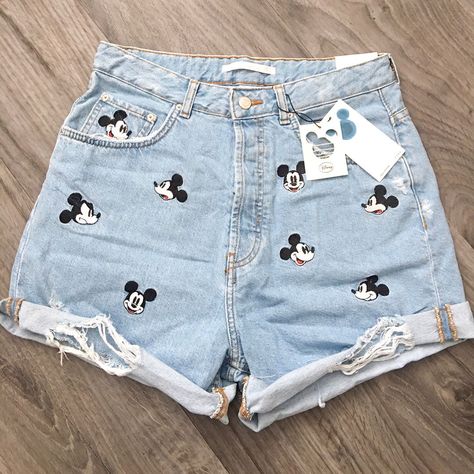 870 mentions J’aime, 24 commentaires - ✨ Alannah ✨ (@pixieplanner_) sur Instagram : "Also picked up my amazing Mickey shorts, I love Zara!! Can't wait to wear these soon!! (Hooray for…" Disney Trip Outfits, Disney Outfits Women, Mickey Shorts, Disney Themed Outfits, Cute Disney Outfits, Disney World Outfits, Disneyland Outfits, Disney Bound Outfits, Disney Inspired Outfits