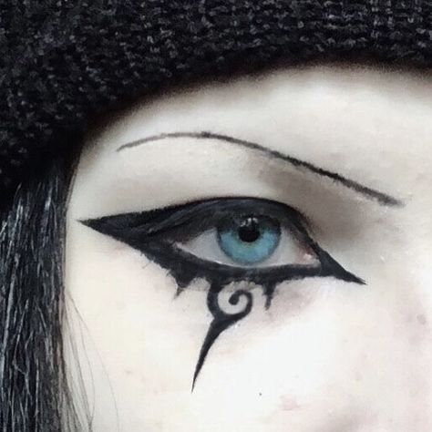 Alternative aesthetic eye makeup with large eyeliner wing, graphic eyeliner detail with a swirl bruh idk Swirl Makeup Eye, Swirl Eye Makeup, Goth Eyeliner Ideas, Alt Eyeliner Looks, Goth Eyeliner Hooded Eyes, Cool Graphic Eyeliner, Large Eyeliner, Eyeliner Face Art, Swirl Eyeliner