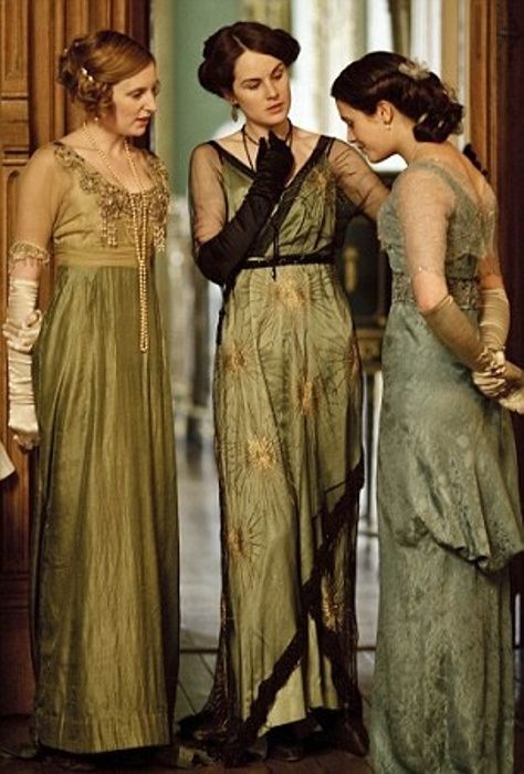 Downton Abbey...rare shot where the 3 dresses are equally gorgeous. Usually Mary wears the best frock. Downtown Abbey Fashion, Downton Abbey Costumes, Downton Abbey Dresses, Lady Sybil, Downton Abbey Style, Downton Abbey Fashion, Highclere Castle, Downton Abby, Michelle Dockery