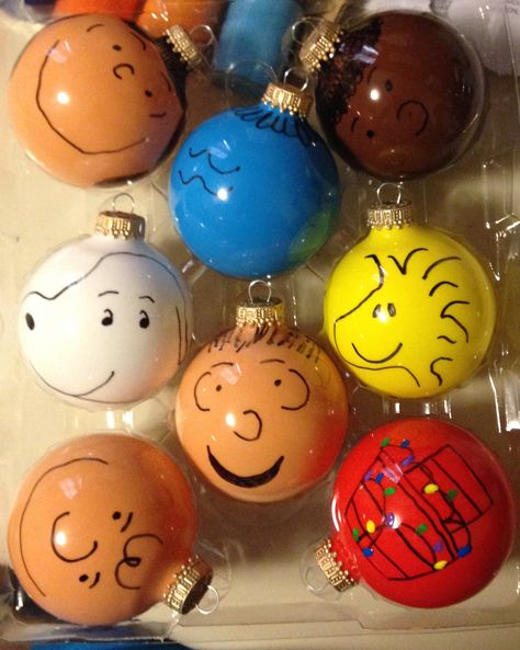 Peanut character diy ornaments: Glass/plastic ornaments Acrylic paint Sharpie Charlie Brown Christmas Decorations, Snoopy Christmas Decorations, Peanuts Christmas Tree, Snoopy Christmas Tree, Peanuts Gang Christmas, Charlie Brown Christmas Tree, Crafty Morning, Disney Christmas Decorations, Christmas Crafts To Make