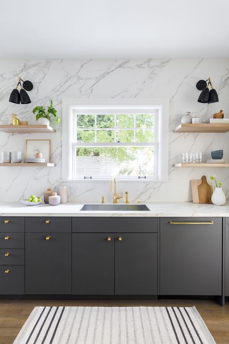 This Dutch Colonial Blends the Old and New With Effortless Cool Flat Front Kitchen Cabinets, Gray Interiors, Luxe Kitchen, Kitchen Backsplash Ideas, Kabinet Dapur, Diy Kitchen Renovation, Classic Kitchen, Backsplash Ideas, Kitchen Marble