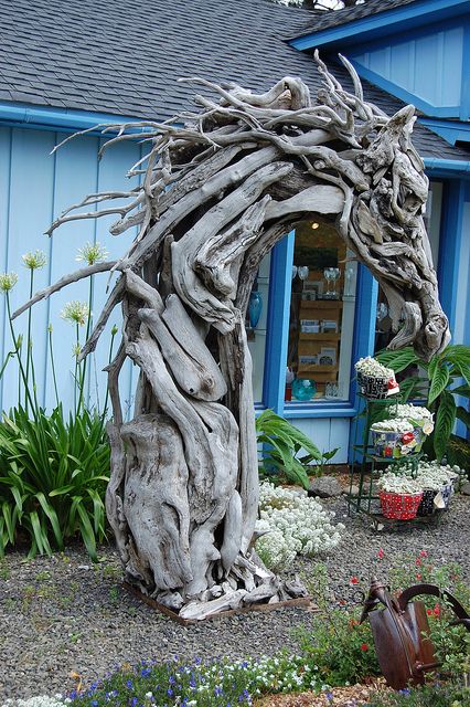 Driftwood horse at the Mendocino Art Center #gardenart #driftwood #repurposed Dragon Carving, Tre Kunst, Driftwood Projects, Art Pierre, Deco Nature, Driftwood Sculpture, Driftwood Crafts, Horse Sculpture, Equine Art