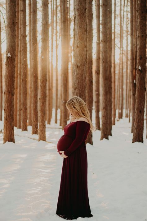 Maternity Photo Shoot Ideas Winter Indoor, Outdoor Winter Maternity Shoot Snow, Maternity Photos In The Snow, Snow Maternity Shoot, Snowy Maternity Pictures, Maternity Photo Winter, Snow Pregnancy Photoshoot, Winter Maternity Shoot Ideas, Snowy Maternity Photoshoot