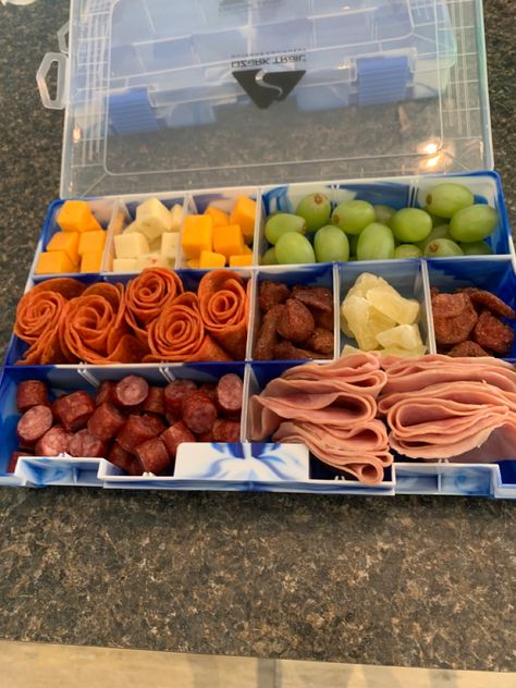 Tackle Box Charcuterie Board Ideas, Charcuterie Tackle Box Ideas, Shackle Box Ideas, Food To Take On A Boat, Tacklebox Snacks, Tackle Box Charcuterie, Tackle Box Snacks, Snackle Box Ideas For Adults, Snackle Box Ideas