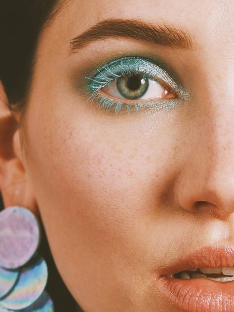 Summer 2020 Makeup Trend: Colored Mascara Neon Eye Makeup, Eye Makeup Trends, Glossy Eyeshadow, Summer Makeup Trends, Baking Makeup, Colored Mascara, Clear Mascara, Loose Pigments, Beautiful Eye Makeup