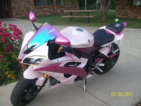 Light Pink Motorcycle, Pretty Bikes, Cute Motorcycle, Pink Motorcycle, Image Moto, Custom Sport Bikes, Pink Bike, Motorcycle Aesthetic, Pretty Bike