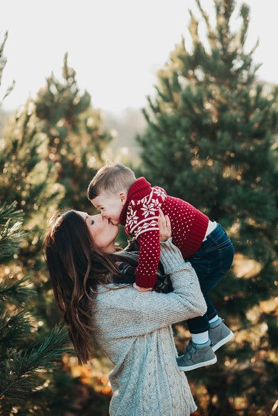 Diy Tree Farm Photo Shoot, New Family Christmas Pictures, Candid Family Christmas Photos, Newborn Christmas Tree Farm Pictures, Mommy And Me Tree Farm Photo Shoot, Christmas Outdoor Pictures Family, Christmas Pictures Tree Farm, Winter Tree Farm Family Pictures, Family Photos At Tree Farm