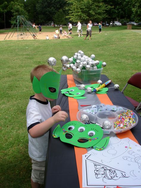 make alien masks for a cute activity Build An Alien Craft, Space Party Crafts, Space Party Ideas, Alien Birthday Party, Alien Birthday, Alien Mask, Alien Games, Easy Baby Shower, Mask Craft