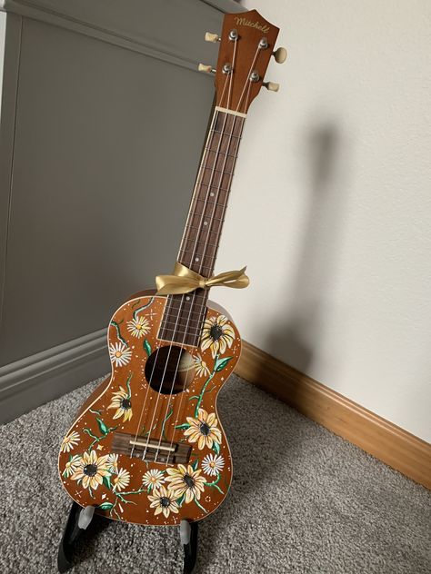 Ukulele Painting Ideas, Ukelele Painted, Guitar Art Diy, Arte Do Ukulele, Guitar Painted, Painted Ukulele, Ukulele Design, Ukulele Art, Sunflower Daisy