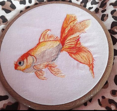 Embroidery Goldfish, Goldfish Embroidery, Oranda Goldfish, Phish, Bead Stitching, Embroidery Ideas, Embroidery Projects, Goldfish, Needle And Thread