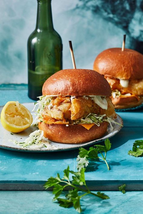 Cod Burger, Fish Burger Photography, Seafood Burger Recipes, Fish Burger Recipe, Fish Burger, Steak And Ale, Hot Cross Buns Recipe, Fish And Chicken, Cod Fish