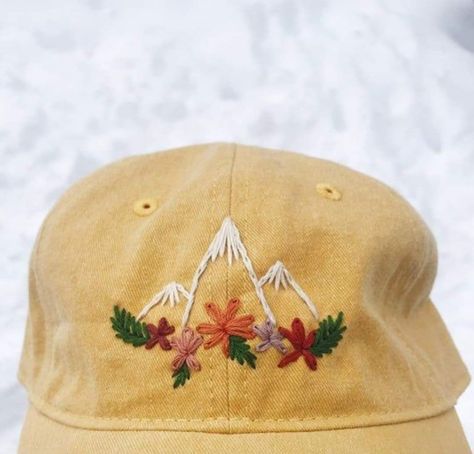 Hand Embroidery On Hats, Embroider Mountains, Embroidery Baseball Caps, Embroidered Mountains, Embroidery Patterns Easy, Embroidered Hats Ideas, Mountain Embroidery, Baseball Cap Embroidery, Embroidery Hats