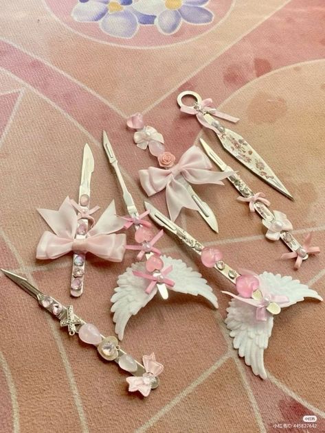 Creepy Cute Fashion, Pastel Punk, Pretty Knives, Fantasy Props, Yami Kawaii, Kawaii Accessories, Cool Knives, Creepy Cute, Fantasy Jewelry