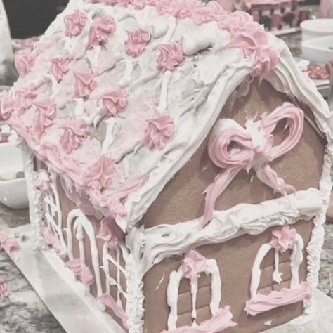 Winter Aesthetic Pink, Pink Gingerbread House, Aesthetic Rosa, Autumn Fall Aesthetic, Pink Gingerbread, Pink Autumn, Fuzzy Scarf, Fall Pink, Winter Pics