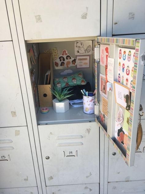 Lockers Ideas For School, School Lockers Aesthetic, High School Lockers Aesthetic, Aesthetic Locker Ideas For School, Work Locker Ideas, Loker Sekolah, Locker Inspo School, School Locker Aesthetic, Locker Design Ideas