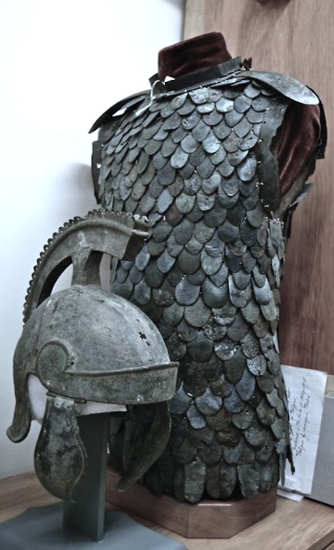 Lorica squamata - Roma, especialmente caballería (desde la época republicana) - Royal Ontario Museum Imperiul Roman, Roman Armor, Roman Helmet, Ancient Armor, Royal Ontario Museum, Empire Romain, Rome Antique, Historical Armor, Knight Armor