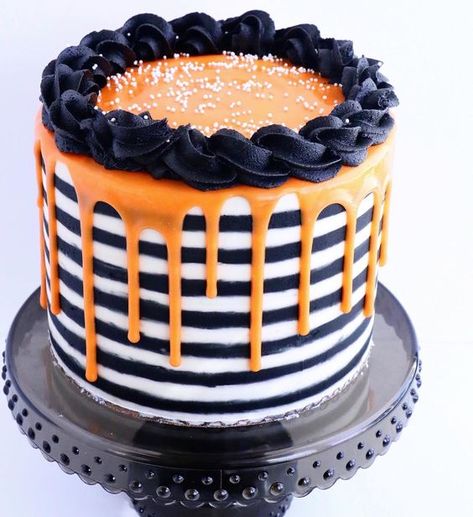 Halloween Torte, Halloween Birthday Cakes, Halloween Cake Decorating, Striped Cake, Banoffee Pie, Halloween Baking, Fall Cakes, Halloween Cake, Cupcake Cake