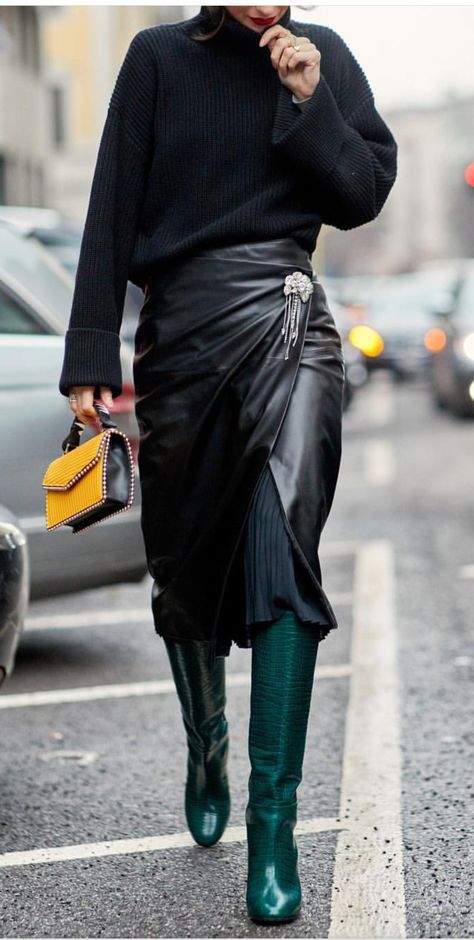 Staple Sweaters, Rok Outfit, Look Zara, Mode Shoes, Fashion Week Outfit, Chunky Knits, Green Boots, Rock Outfit, Trendy Skirts