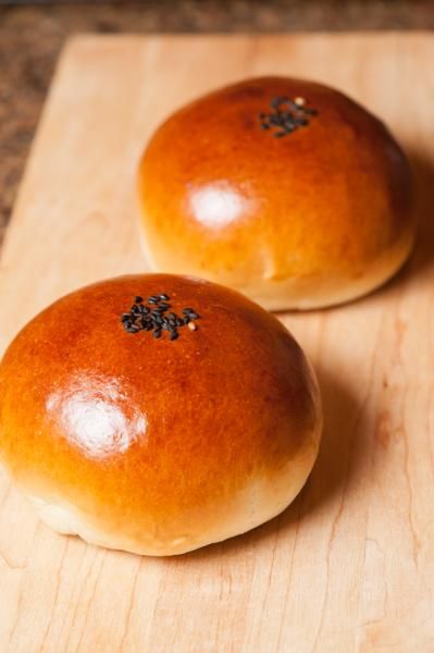 Chinese Red Bean Buns, Korean Red Bean Bun, Red Bean Bread Recipe, Japanese Red Bean Bun, Red Bean Paste Buns, Red Bean Bun Recipe, Korean Treats, Asian Bread Recipe, Red Bean Bread