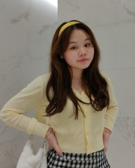 Preppy korean vibes aesthetics look pastel yellow cardigan Instagram ootd outfit idea pose inspo thai asian Pastel Yellow Cardigan, Yellow Preppy Outfit, Yellow Cardigan Outfit Aesthetic, Pastel Yellow Outfits, Pastel Yellow Outfit, Yellow Blouse Outfit, Cardigan Outfit Korean, Yellow Cardigan Outfits, Yellow Shirt Outfit