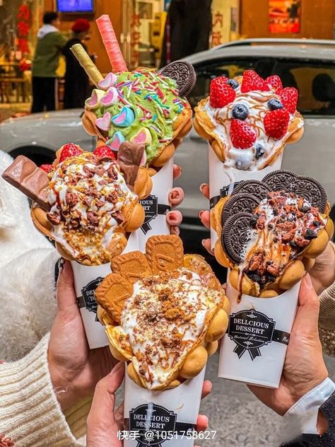 Waffle Pops, Waffle Shop, Waffle Ice Cream, Bubble Waffle, Sweet Snacks Recipes, Delicious Snacks Recipes, Cute Desserts, Food Videos Cooking, Sweet Desserts