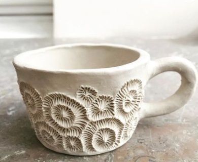 Stamped Ceramic Mug, Diy Clay Stamps, Pinch Pot Mug, Coral Pottery, Ceramic Stamps, Pottery Stamps, Ceramics Pottery Mugs, Texture Tools, Diy Crafts Love