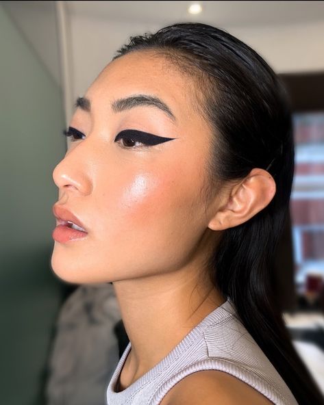 Thick Top Eyeliner, Think Eyeliner, Graphic Eyeliner Asian Eyes, Beginner Graphic Eyeliner, Cruella Moodboard, Eyeliner Tutorial Videos, Yellow Eyeliner Looks, Thick Eyeliner Looks, Runway Eyeliner