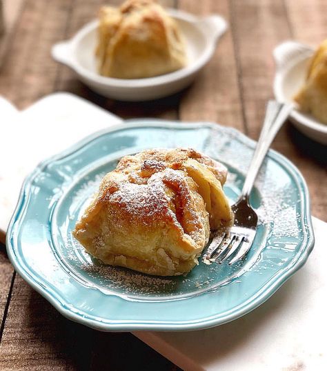 Traditional Apple Dumplings are an easy and delicious dessert that anyone can make with just a few simple ingredients! The only real work involved is peeling and coring your apples and the rest is just assembly. This is a great dessert to have on hand … Easy Apple Dumplings, Apple Dumpling Recipe, Apple Dumpling, Apple Desserts Easy, Dumpling Dough, Apple Dumplings, Apple Dessert, Homemade Dough, Frozen Puff Pastry